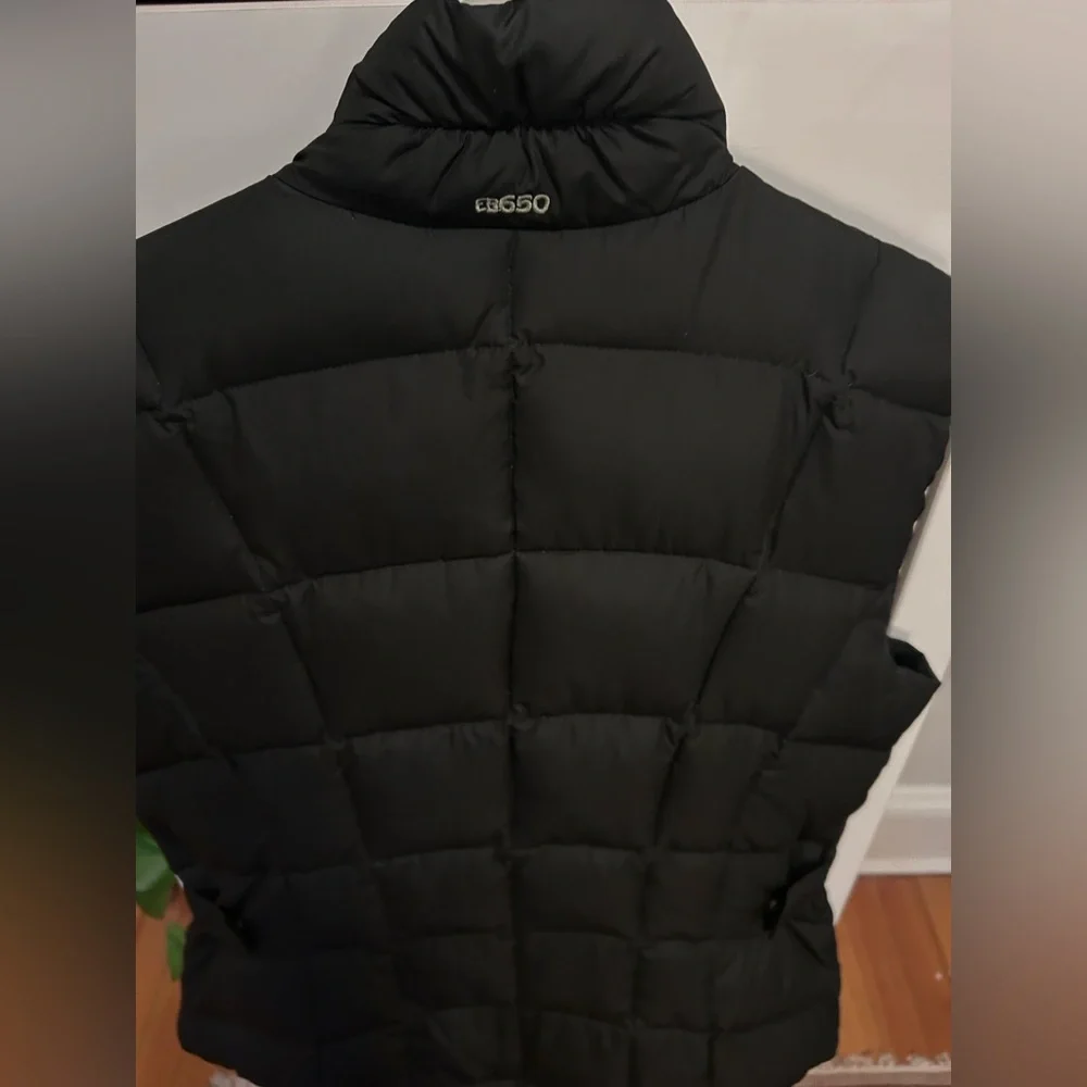NWT Eddie Bauer women’s medium black classic down puffer vest w/adjustable snaps - Picture 8 of 9